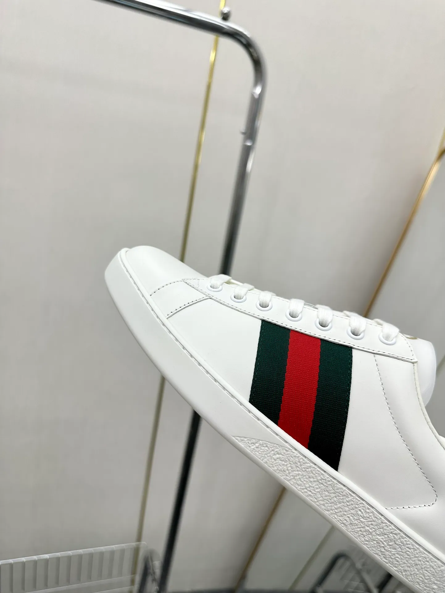 👟👟Ex-factory price 540👟👟 Men's size +10 Top version: Gucci G family classic Ace series Embroidery Little Bee White Shoes Couple Style Ribbon Love Casual Sports Shoes Sneakers Original Purchase Development Production This brand's classic low-top sports shoes interweave golden embroidered bees with red and green webbing. The bee is a classic element of the brand. It appeared in the Gucci ready-to-wear series in the 1970s. Exquisite packaging at the delivery counter🛍📦 ▪️Fabrics: Original custom imported first-layer cowhide ▪️Foots: Original custom cowhide lining ▪️Sole: Original open-molded rubber non-slip material ▪️Sole thickness: 2.5CM ▪️Size: Women's 34-41 (customized 34/41) ▪️Size: Men's 38-46 (38/46 customized)